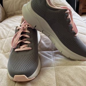 Skechers Arch Fit Tennis Shoes. Size 7